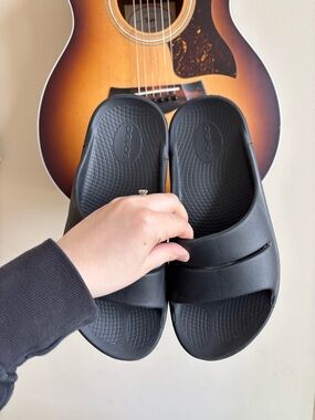 Oofos Slides size 8M/10W (EUR 41)